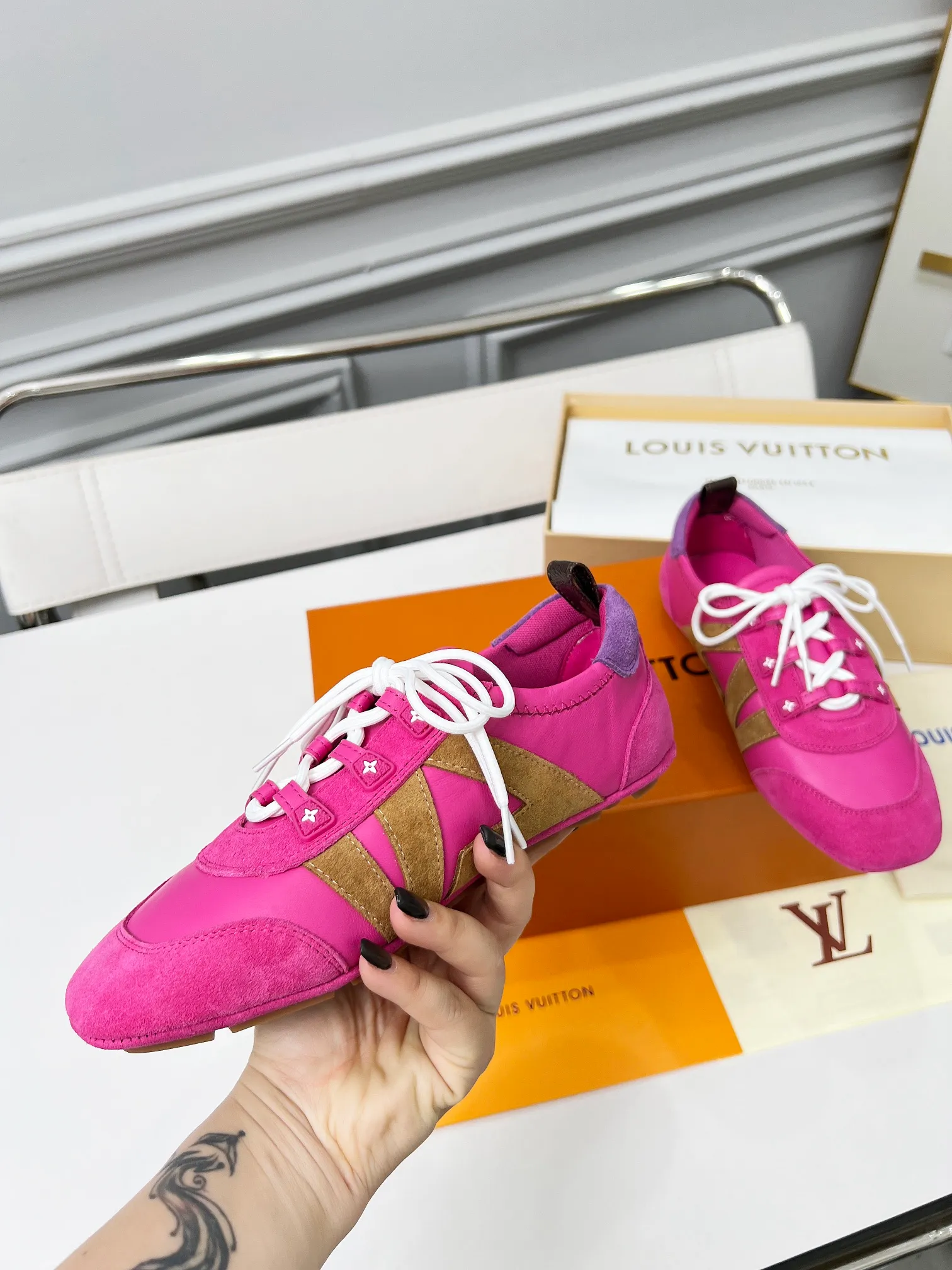 👟👟Ex-factory price 600👟👟 LV Sneakerina ballet-style sneakers are made of soft sheepskin and suede cow leather trimmings, and Monogram canvas is used to write the LV letters on the side, combining the light structure of ballet shoes with the comfortable texture of sneakers. Sacchetto craftsmanship and an injection-molded outsole complete the package, allowing for flexibility in a variety of looks. Code number: 35~41, colors are being updated...